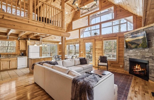 Townsend Cabin | Reunite+Relax, Designed for Family Time w/Private Hot Tub, Game/Movie Room