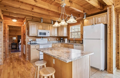 Townsend Cabin | Reunite+Relax, Designed for Family Time w/Private Hot Tub, Game/Movie Room