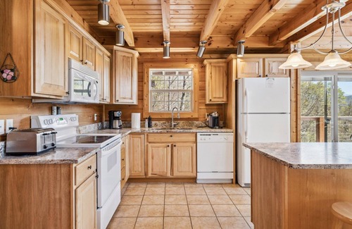 Townsend Cabin | Reunite+Relax, Designed for Family Time w/Private Hot Tub, Game/Movie Room