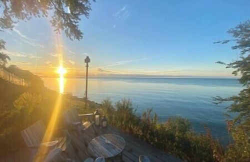 Kingsville House | Reveries on the Lake-lakefront Kingsville Cottage, Your home away from home in Kingsville