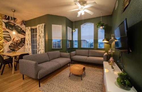 Loughman Resort | Revived Condo with Pool and 20 minutes from parks