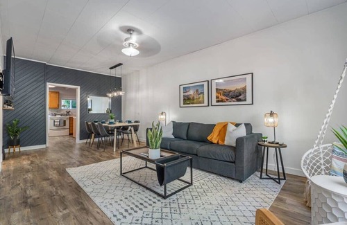 Drumheller House | Rex Retreat | Steps to the Big Dino | Sleeps 8