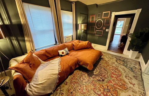 Old Southwest Apartment | Reynard's Bliss - Historic Roanoke Apt Near Carilion & Downtown - Pet Friendly
