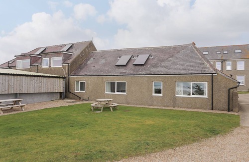 Llanengan Cottage | RHIW - 1 TY'N DON, pet friendly, with a garden in Abersoch