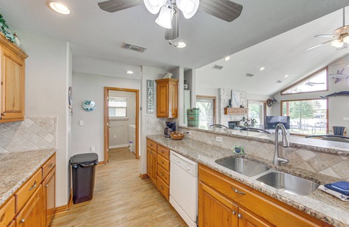 Log Cabin House | ‘Rhodes Retreat’ w/Dock on Cedar Creek Lake!