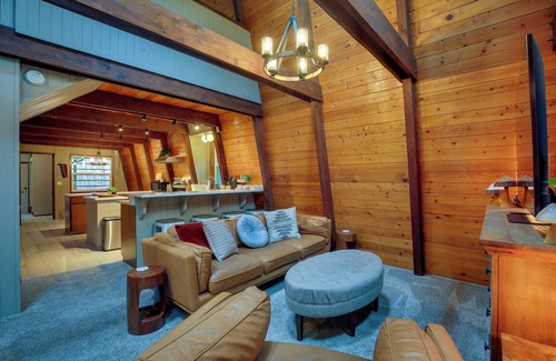 Mount Hood Village Cabin | Rhododendron Family Cabin: Hot Tub & Deck!