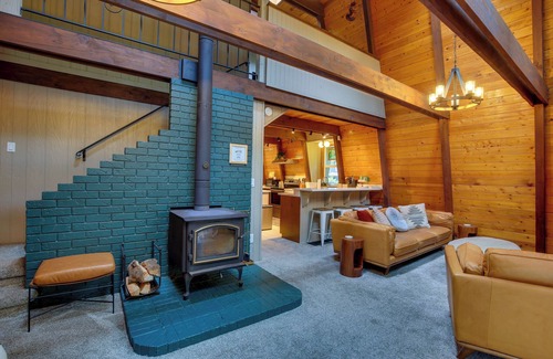 Mount Hood Village Cabin | Rhododendron Family Cabin: Hot Tub & Deck!