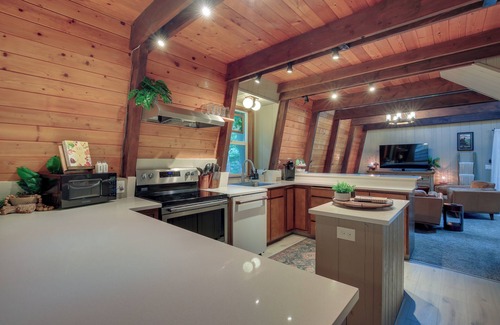 Mount Hood Village Cabin | Rhododendron Family Cabin: Hot Tub & Deck!