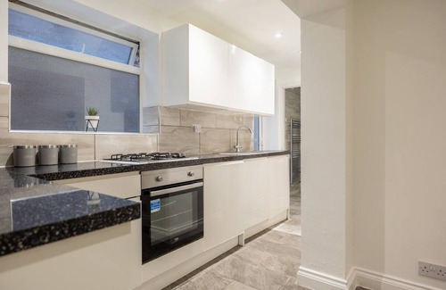 Cambridge House | Rhone - Spacious 5 Bedroom Orchard Haven