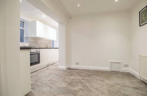 Cambridge House | Rhone - Spacious 5 Bedroom Orchard Haven