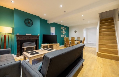 Cambridge House | Rhone - Spacious 5 Bedroom Orchard Haven