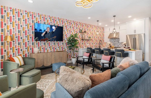Katie Hill Neighborhood House | Rhythm Row - Rooftop Hot Tubs - Mins to Broadway
