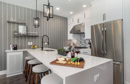 Katie Hill Neighborhood House | Rhythm Row - Rooftop Hot Tubs - Mins to Broadway