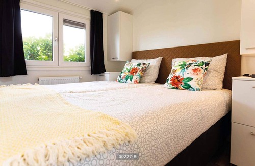 Cromvoirt Ski Chalet | ✓ Rialto MAX at Résidence de Leuvert ✓ Holiday home for 6 persons ✓ Located near Den Bosch (Noord-Brabant) ✓ Near De IJzeren Man ✓ Book directly through the park