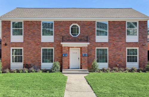 South Central Houston Apartment | Rice Village Escape ~ Dining Shopping Fun