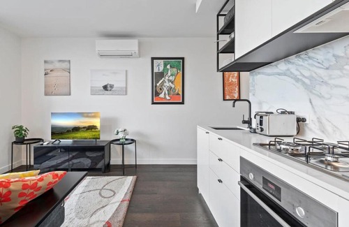 Richmond North Apartment | Richmond convenient 2-Bed with Parking, BBQ, Gym