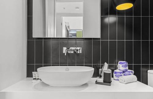 Richmond Apartment | Richmond Premium Escape - Walk to the MCG