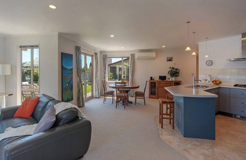 Richmond House | Richmond Serenity - You Serene Retreat with Sun-kissed Hillside Views