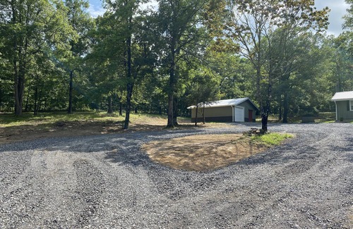 Mena House | Ride2 WPG trails,Garage, Mnt Cabin, WiFi Paved Firepit, Circle Dr Parking, King