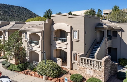 Oak Creek Resort | Ridge on Sedona - 1 BEDROOM KING SUITE ROLL-IN SHOWER