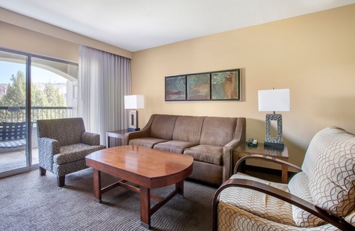 Oak Creek Resort | Ridge on Sedona - 1 BEDROOM KING SUITE ROLL-IN SHOWER