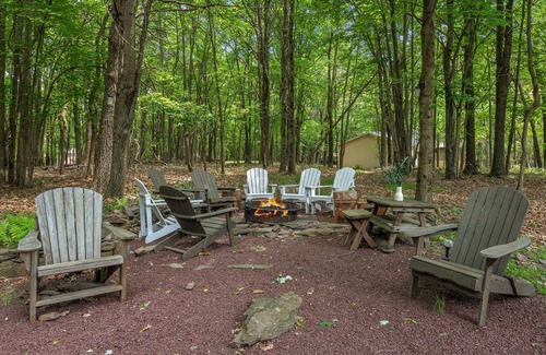 Briar Crest Woods House | Ridge Retreat by AvantStay | Game Room, Covered Porch, & Fire Pit!