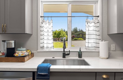 Port Angeles House | Ridge View Retreat with Mtn Views & Hot Tub