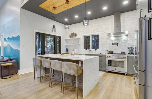 The Peaks at Lake Lure House | Ridgeline: Luxe Views, Heated Pool & Hot Tub Oasis + 6 Hole Putting Green