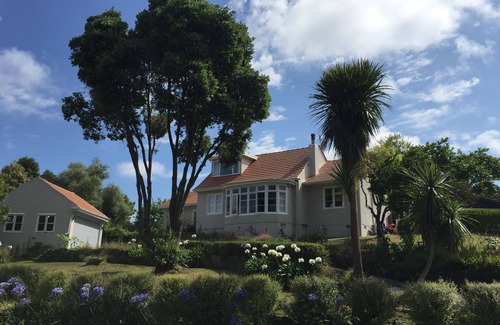 Havelock North House | Ridgetop Retreat set amongst Beautiful Trees