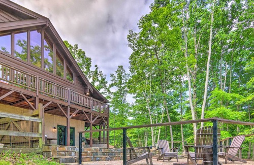 Vein Mountain Cabin | 'Ridgetop View' Nebo Cabin: Hot Tub, Fire Pit