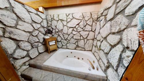 Red River House | Ridgeview Lodge - Fenced Yard - Satellite - WiFi - Washer - Dryer - Grill - Fireplace