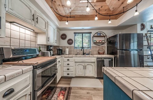 West Village Cabin | Ridgeview Retreat ~ Where Location Meets Comfort (AC!)