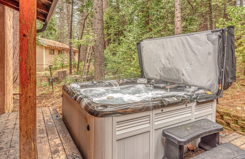 Glencoe Cabin | RIGHT ACROSS FROM LAKEMONT PINES LAKE SLEEPS 12 W/HOT TUB + EV CHARGER