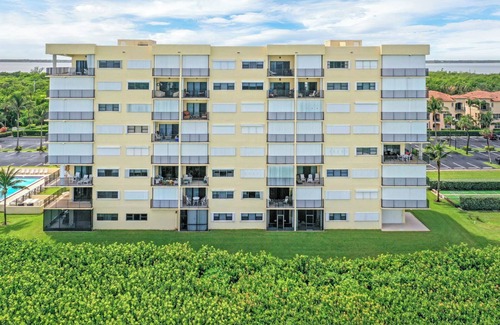 Hutchinson Island South Condo | Right Direction Rentals Cozy 2-bedroom condo in Jensen Beach