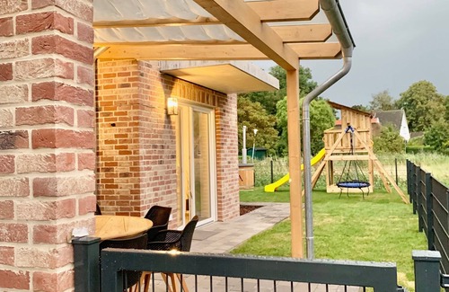 Eckwarden Apartment | Right half of Luke house for 10 people - dream house on the North Sea with 2 bedrooms