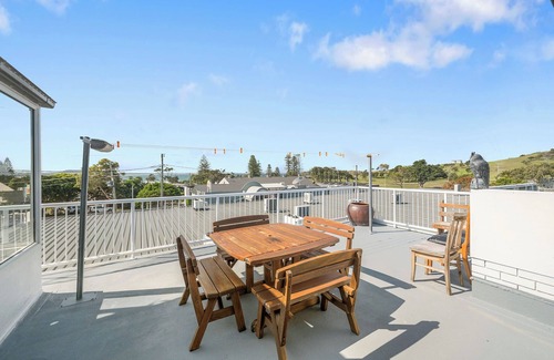 Crescent Head Apartment | RIGHT IN THE CENTRE OF IT ALL WITH OCEAN VIEWS & PET FRIENDLY!
