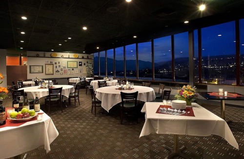 Wenatchee House | Right Near Downtown! Amazing Room, Indoor/Outdoor Pool, Enjoy the Fantastic View