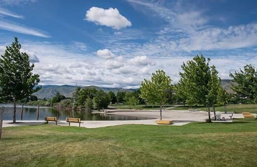 Wenatchee House | Right Near Downtown! Amazing Room, Indoor/Outdoor Pool, Enjoy the Fantastic View