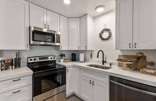 People's Freeway House | Right off i15 & i80, FrontRunner Station Close!