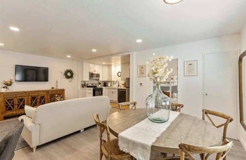 People's Freeway House | Right off i15 & i80, FrontRunner Station Close!
