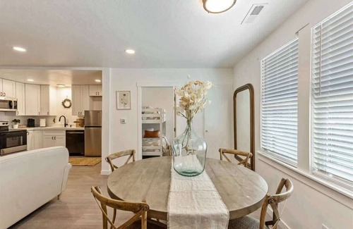 People's Freeway House | Right off i15 & i80, FrontRunner Station Close!