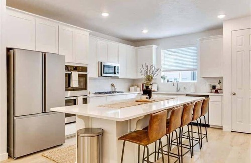American Fork House | Right off i15, Rooftop Patio, BBQ Grill!