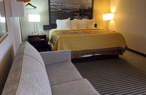 Lexington Hotel | Right off the Interstate, American style Restaurant/Bar Next door & Great Rates!