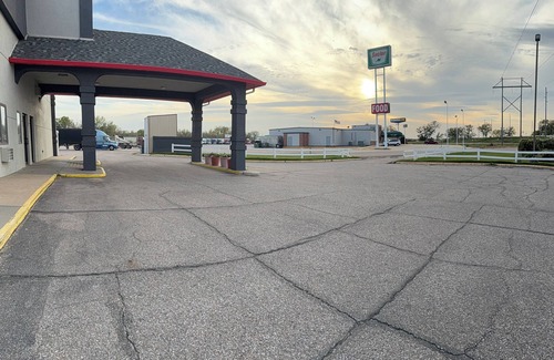 Lexington Hotel | Right off the Interstate, American style Restaurant/Bar Next door & Great Rates!