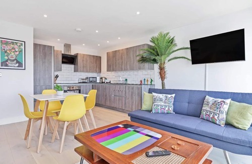 Montpelier Apartment | Right On : Bright On Apartment 1B - City Centre Luxury Apartments