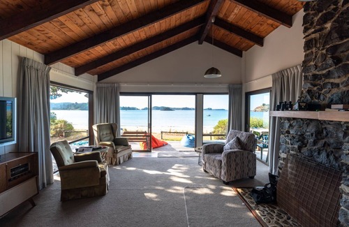 Te Ngaire House | Right on the Beach! - Fabulous Te Ngaire Bay