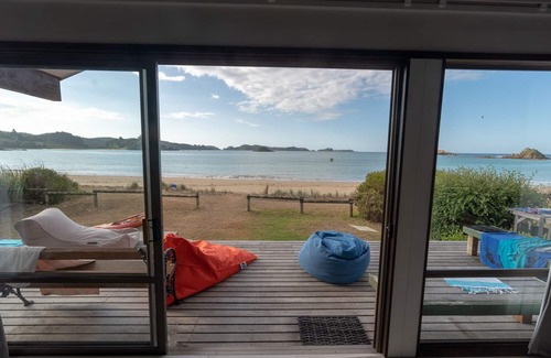 Te Ngaire House | Right on the Beach! - Fabulous Te Ngaire Bay