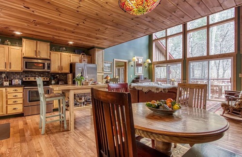 Gatlinburg - Pigeon Forge Cabin | Right on the Little Pigeon River! Listen to the sounds of nature!
