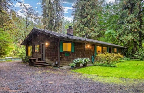 Blue River House | Right on the McKenzie - Pickleball Court
