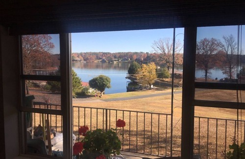 Hot Springs Condo | Right On The Water Yet Close To Oaklawn !